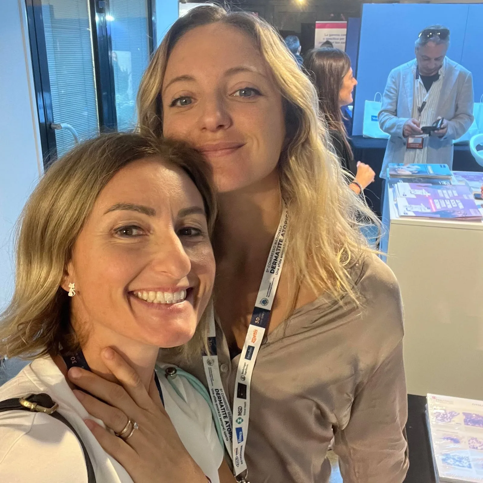 Le Dott.sse Roberta Sabattini e Jennifer Martelli insieme a un congresso veterinario